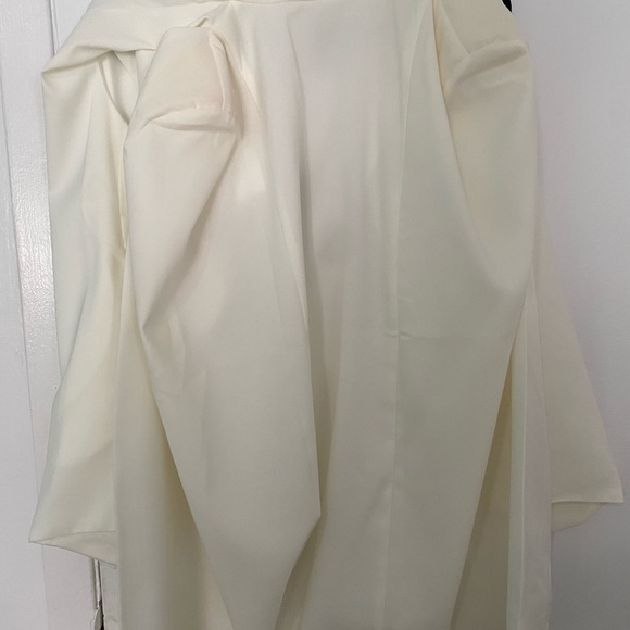 Cape drape ivory white , never worn - Picture 2 of 2